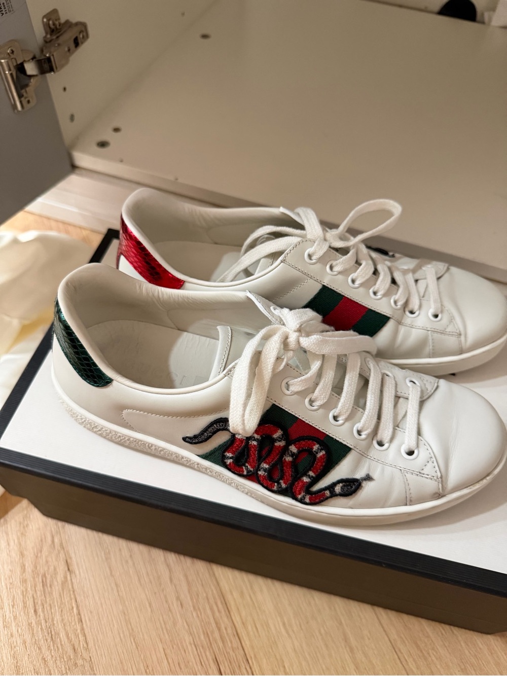 GUCCI White Leather Sneakers Snake Embroidery Men’s 6 Fits Women’s 8